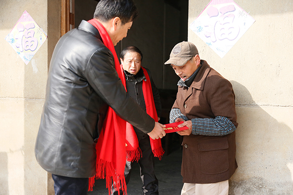 虎豹男裝新春慰問(wèn)貧困戶(hù)