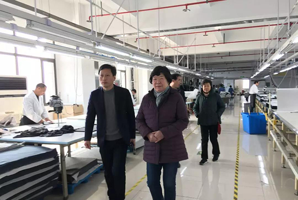 虎豹集團(tuán)沙增斌副總經(jīng)理陪同謝會長、郁會長參觀工廠