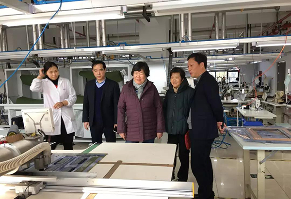 虎豹集團(tuán)沙增斌副總經(jīng)理陪同謝會長、郁會長參觀工廠
